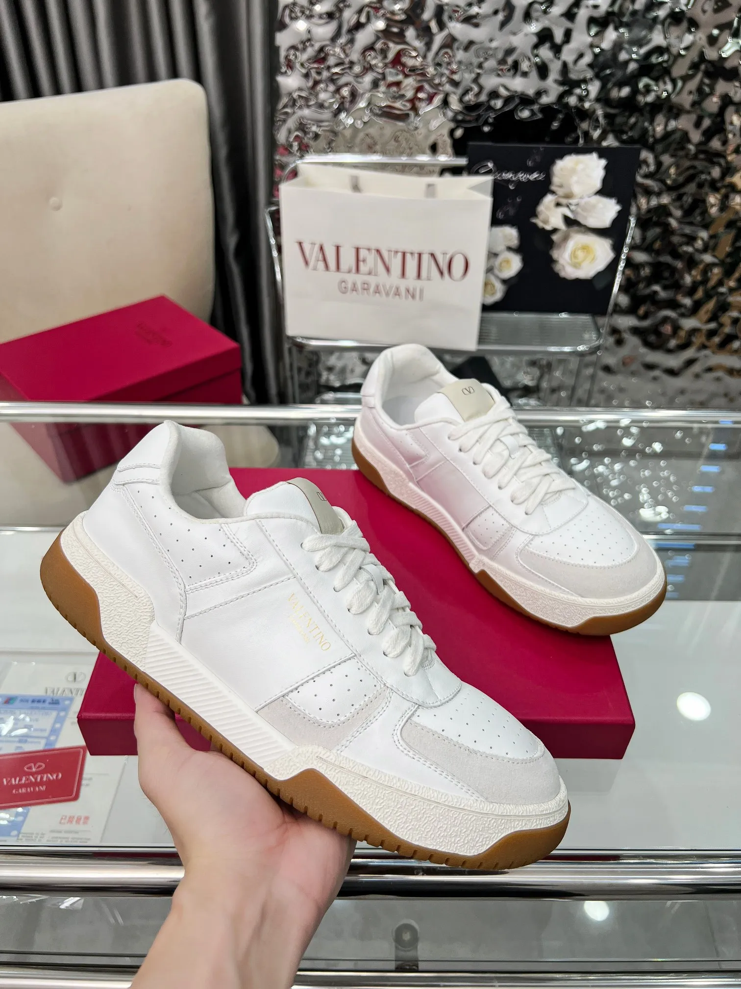 【Valentino】P: 660💰 Couple style, size: women 35-40▪️men 39-44 (customized at 45.46) Valentino 𝑶𝒏𝒆𝑺𝒕𝒖𝒅 Couple sports shoes series Valentino 2025 new couple sports shoes are on sale. The original ZP purchase and disassembly. Repeated pattern making and modification. 1:1 restoration! Top luxury masterpiece, lace-up design, soft and comfortable imported calfskin brings excellent elegant texture and excellent on-foot comfort. Top purchasing version upper: imported calfskin surface/original oil edge craftsmanship. Lining: water-dyed sheepskin lining. Outsole: original development 𝐓𝐏𝐔 two-color combination outsole. Packaging: full package with original configuration.